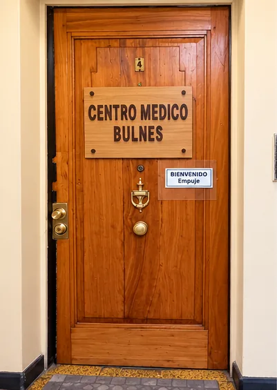 Puerta de acceso a Centro Médico Bulnes